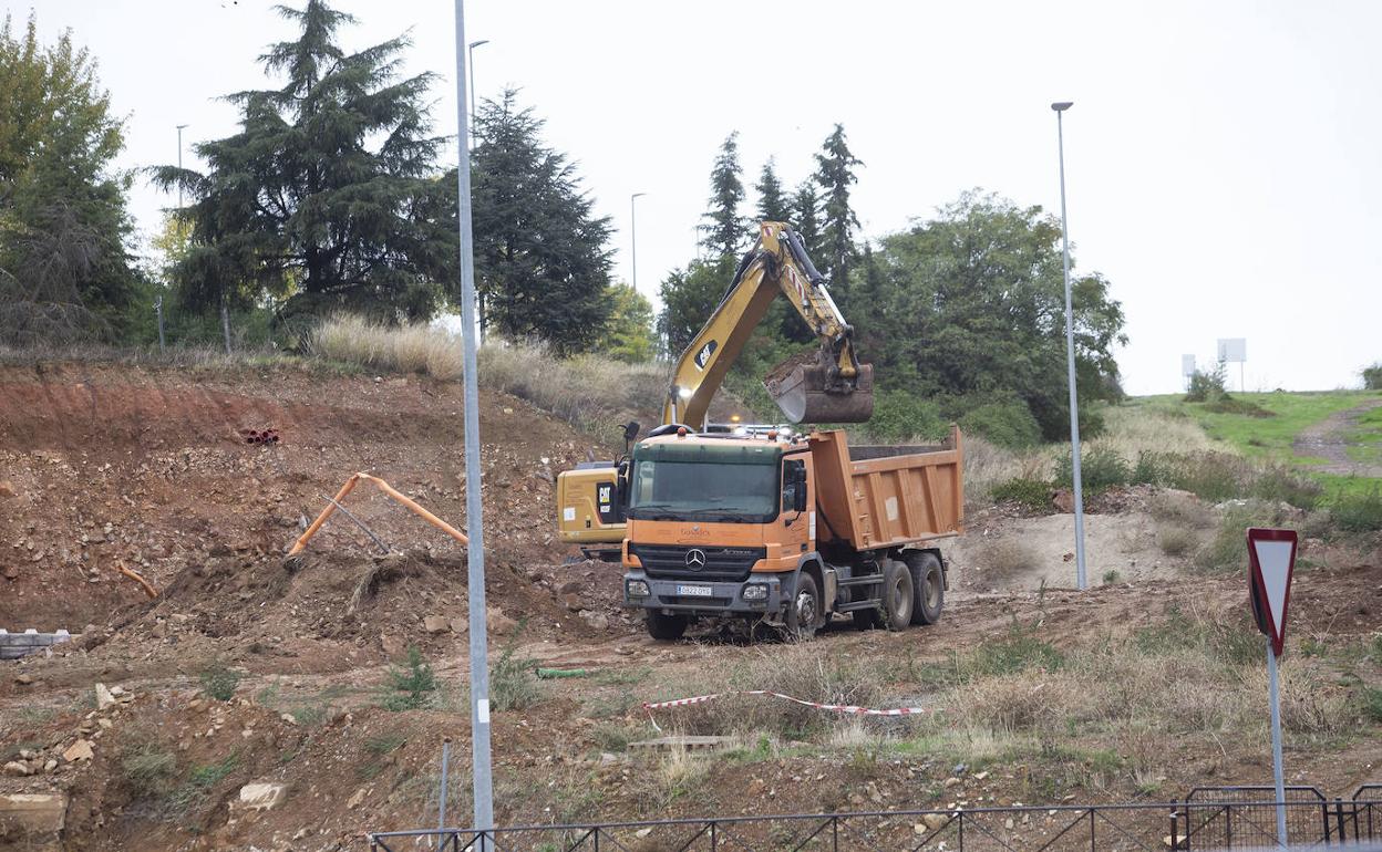 Máquinas trabajando este jueves en el vial del Junquillo a Macondo. 