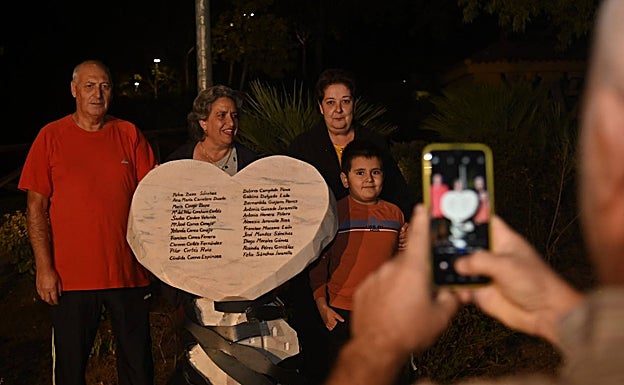 Loli Espadas, vecina del Cerro de Reyes, posa junto al memorial con su familia. 