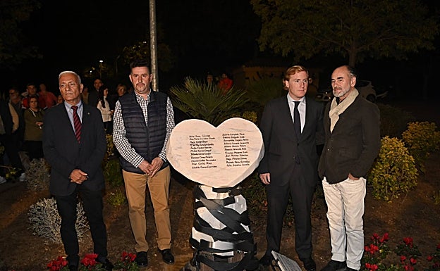 Francisco Mendoza, Miguel García, IIgnacio Gragera y José Luis Hinchado junto al memorial. 