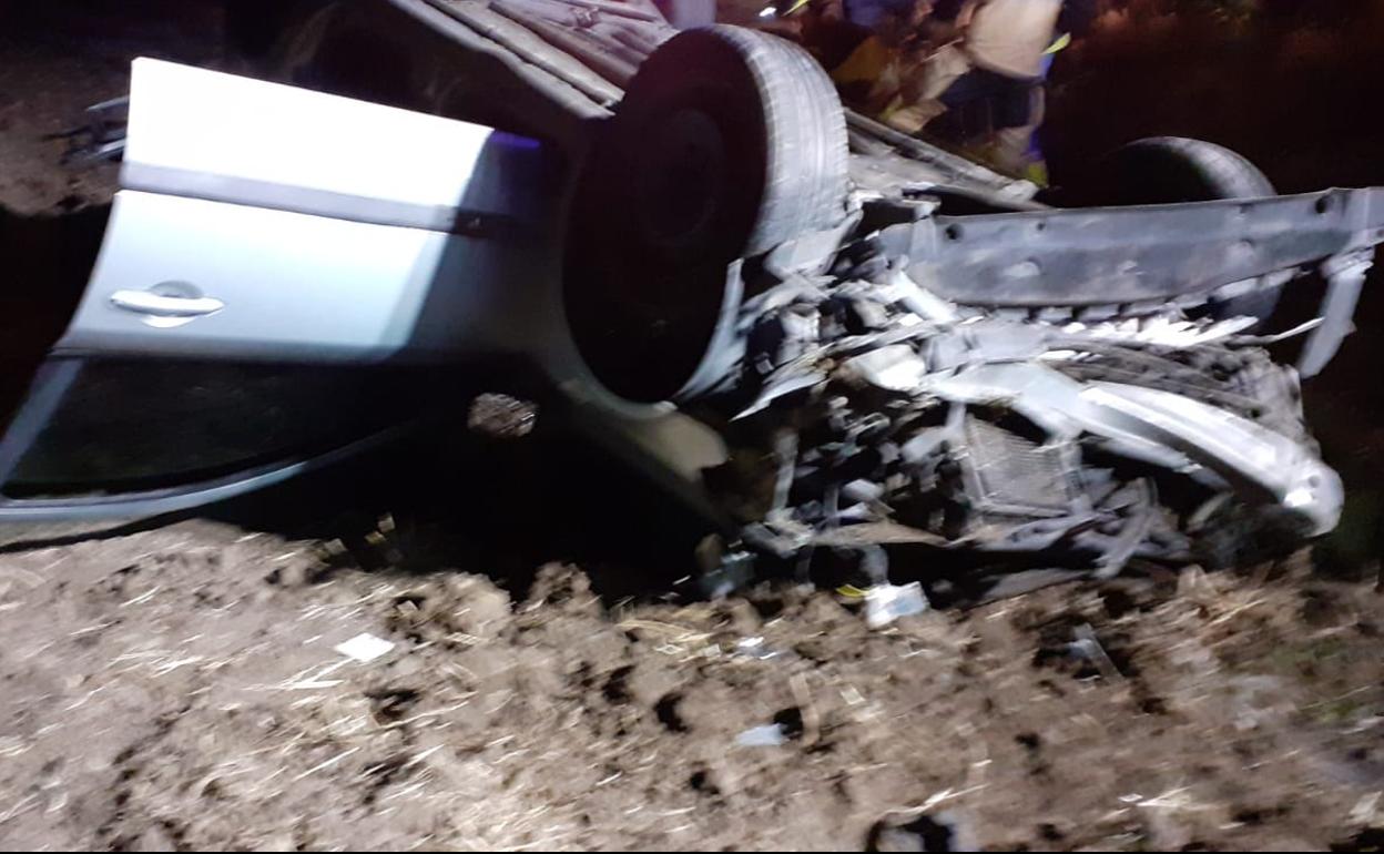 El vehículo quedó apoyado sobre el techo tras chocar con una bionda y volcar.