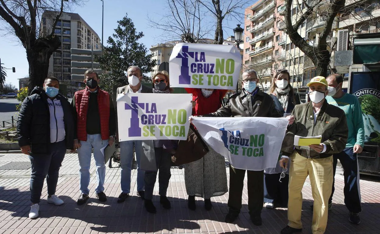 Movimiento ciudadano en marzo de 2021 para que no retiren la cruz de Cáceres 