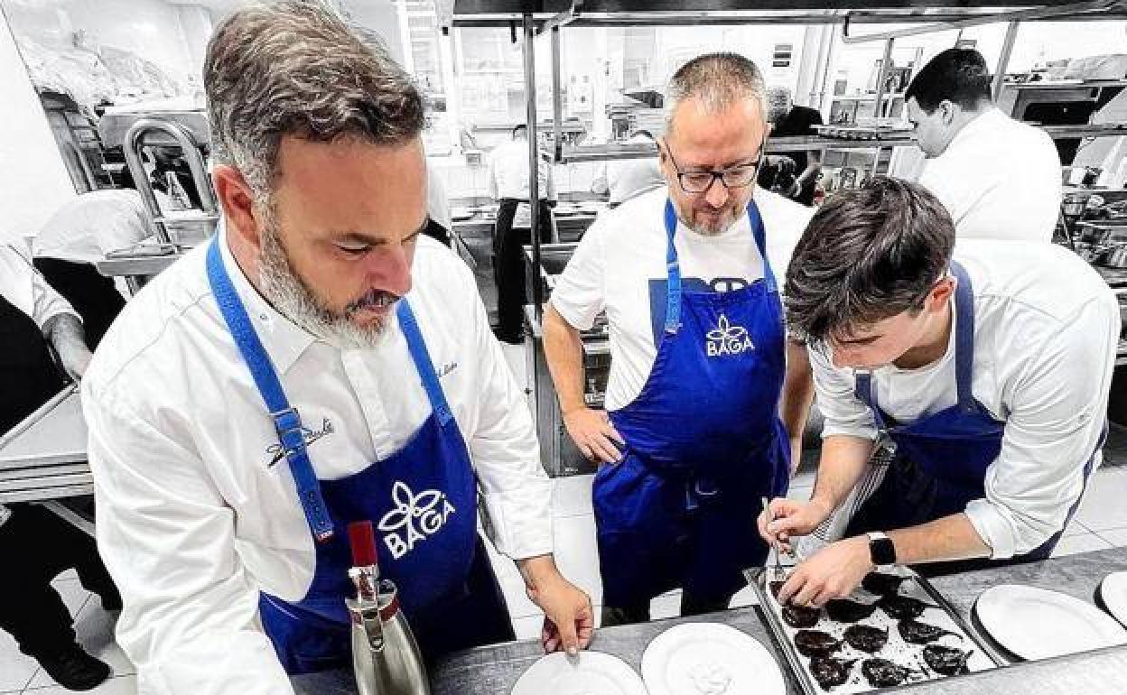 Ángel León y Pedro Sánchez observan la elaboración de un plato.