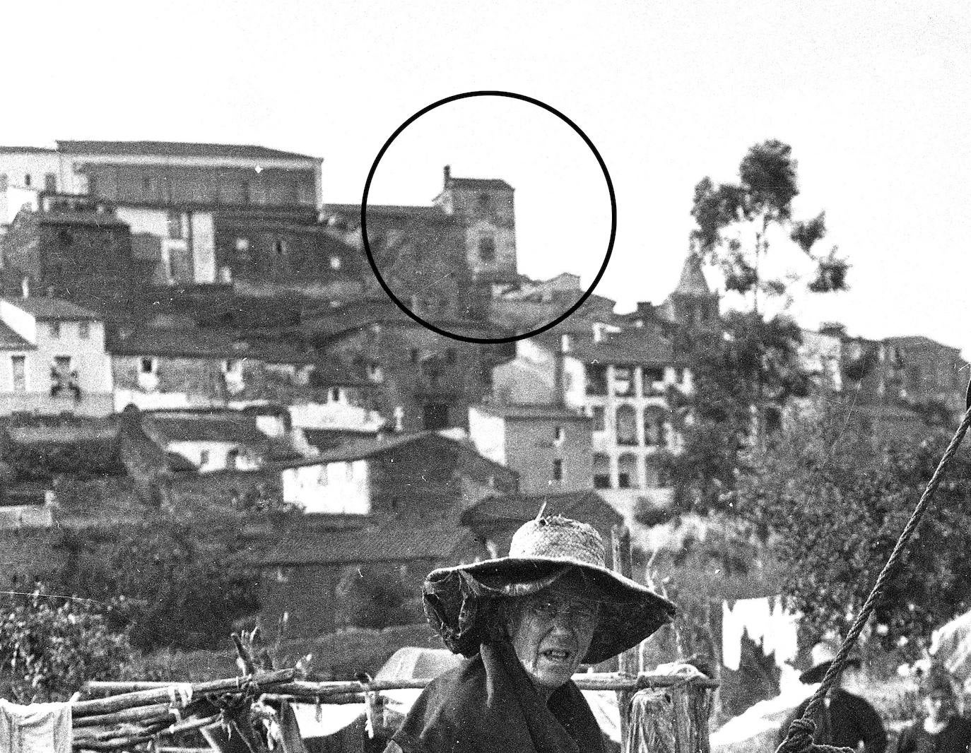 La Torre del Aire, dentro de un círculo, en la fotografía de José Alfaro tomada en 1913 en la Ribera del Marco.