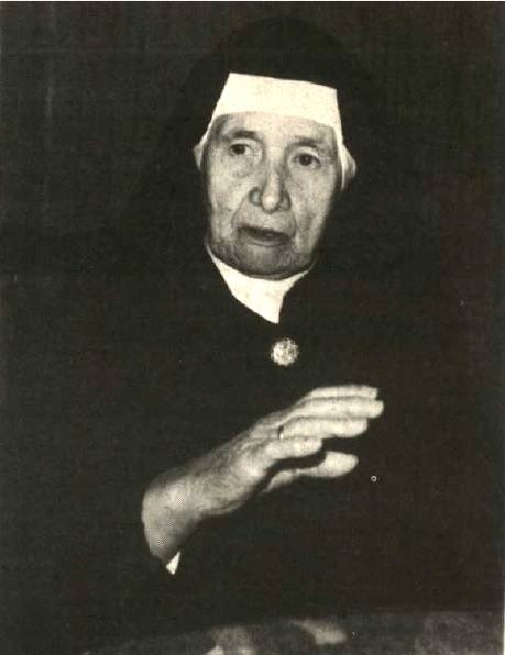 Sor Clara en 1976, con 83 años. Ella cuidó durante décadas de enfermos de Cáceres por las noches y más de uno expiró en sus brazos.