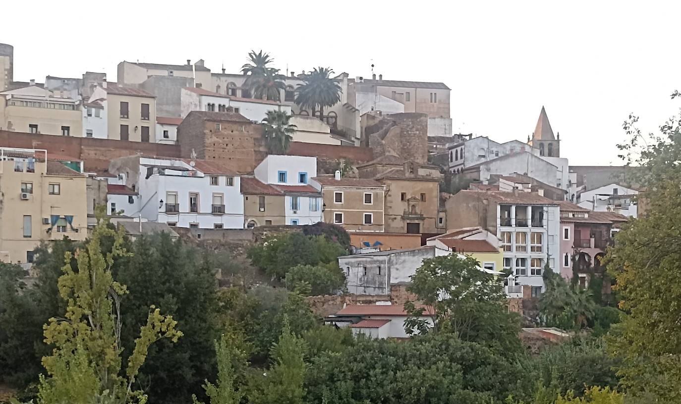 Imagen actual del mismo sitio, en donde la torre ya no sobresale al formar parte de un edificio.