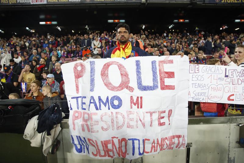 Una pancarta con dedicatoria al central catalán que se despedía del Camp Nou.
