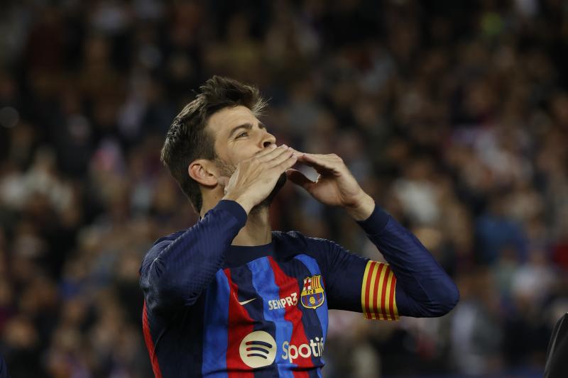 Piqué lanza un beso a la grada antes de comenzar su último partido en el Camp Nou.