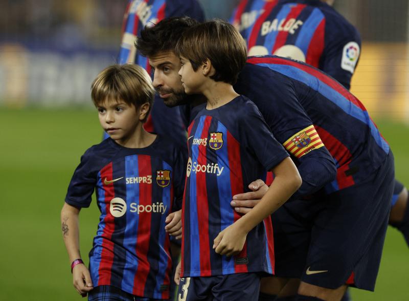 Piqué posa junto a sus hijos antes de su último partido en el Camp Nou.