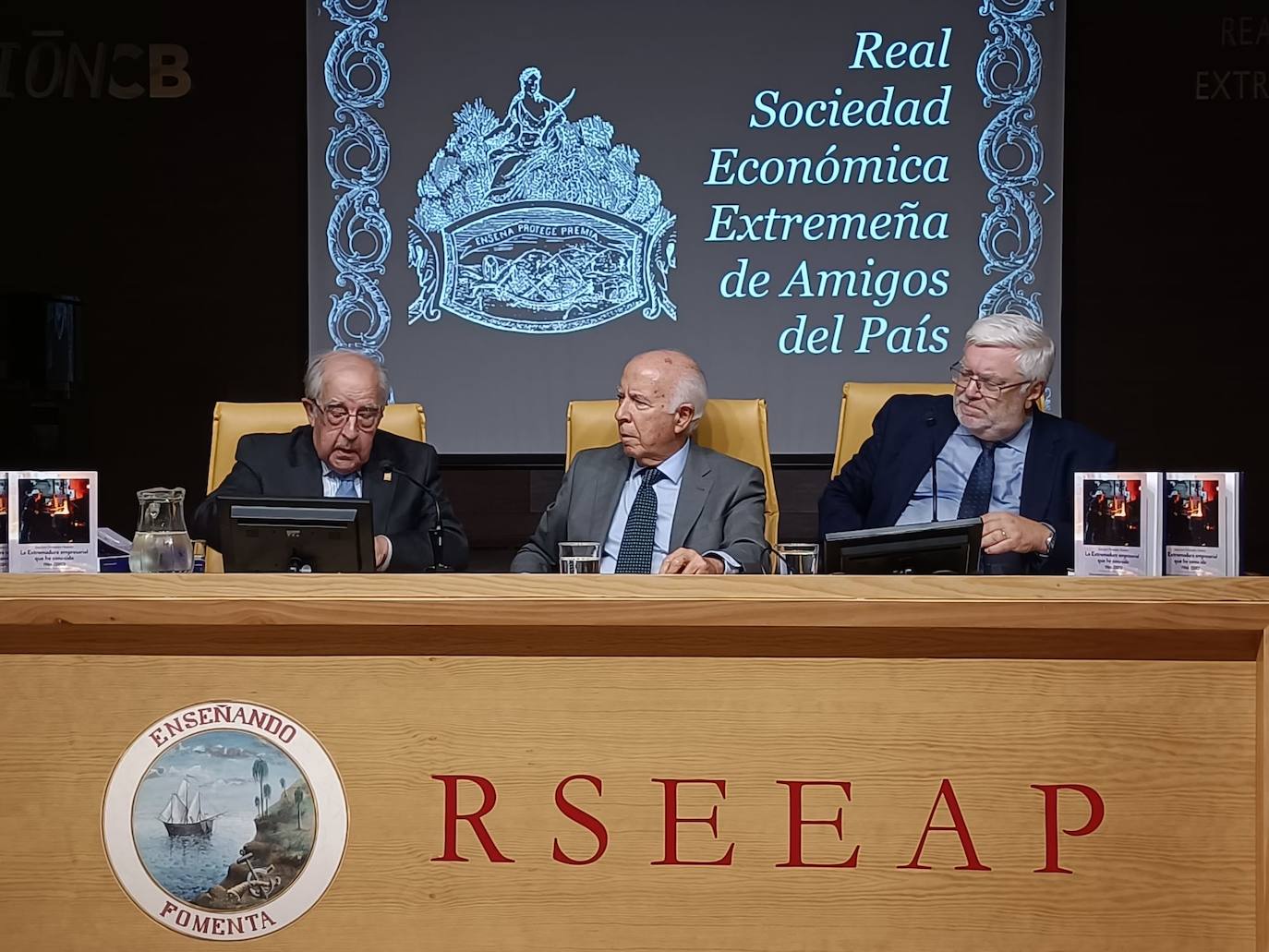 Presentación del libro de Juan José Hernández Ramírez en la Sociedad Económica Extremeña de Amigos del País. 