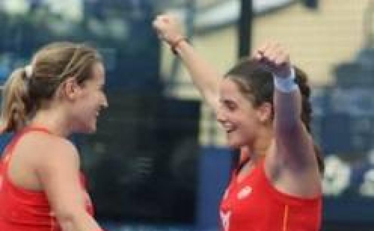 Paula Josemaría celebra con su comapñera Ari Sánchez el primer punto para España en la final del Mundial ante Argentina. 