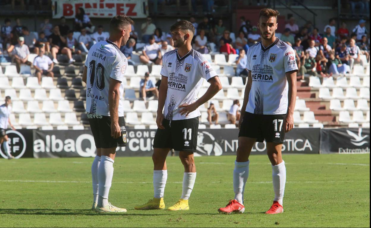 Lolo Pla, Meléndez y Viñuela en un momento de partido. 