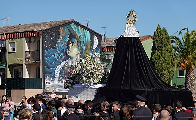 La Virgen, de luto, pasa cerca del mural inaugurado este fin de semana en recuerdo a las víctimas. 