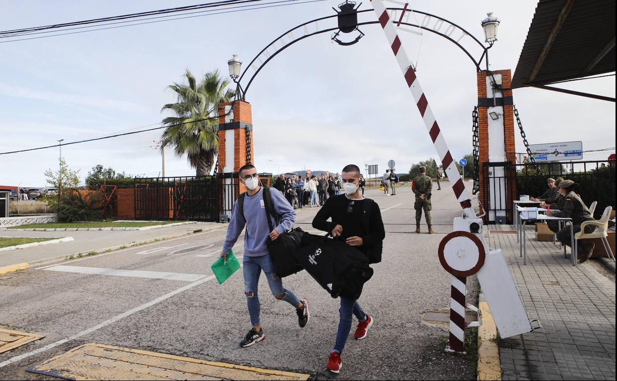 Alumnos entrando en el Cefot, bajo el arco con la frase: 'Todo por la patria'. 