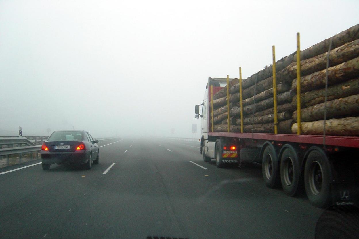 Niebla densa y vehículos circulando con el piloto antiniebla. 