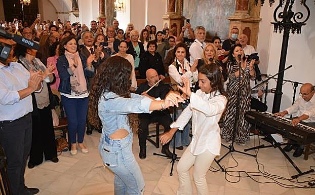 El baile de dos jóvenes gitanas ante la Majarí Calí como fin de fiesta en el santuario 