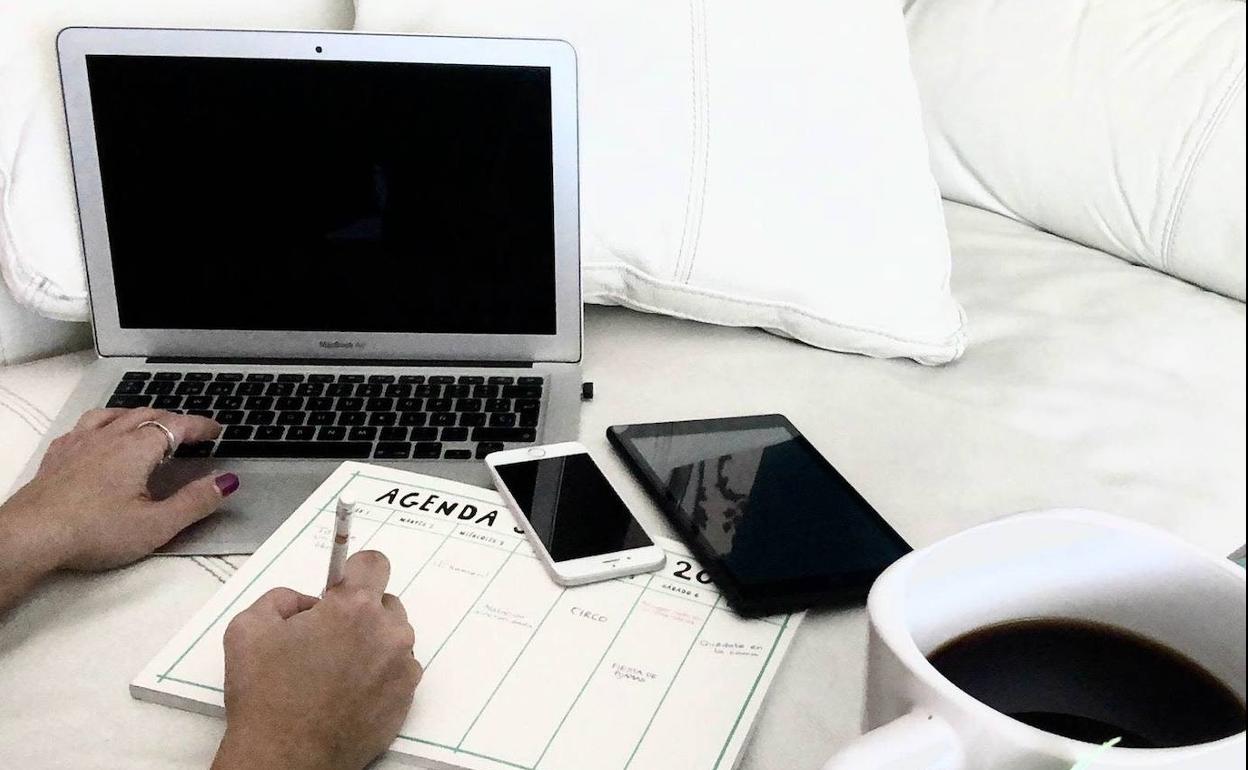 Un juzgado de Cáceres considera accidente laboral la caída de una teletrabajadora al salir de su baño