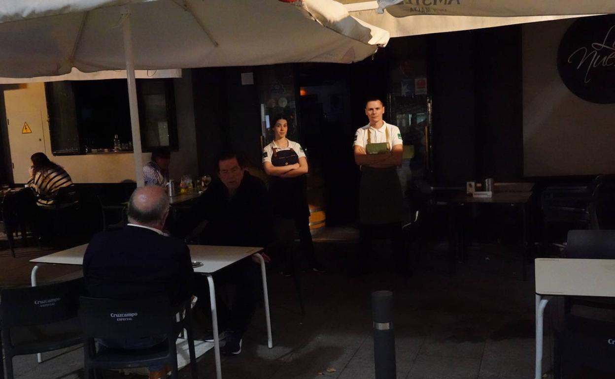 Apagón en protesta en el restaurante Lo Nuestro, en Badajoz. 