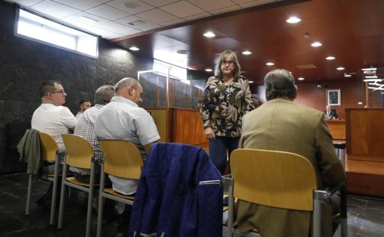 La alcaldesa de Carcaboso, Maria Fe Plata, tras declarar en el juicio que se celebró el mes pasado; a a izquierda, el alcalde de Tornavacas José Antonio Recio. 