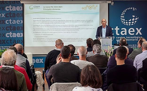 Juan José Manzanero, presidente de CTAEX, en su intervención durante la jornada de presentación.