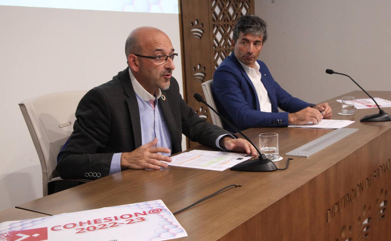 El diputado Francisco Farrona y José Luis Cobos presentan el plan Cohesiona ayer. 