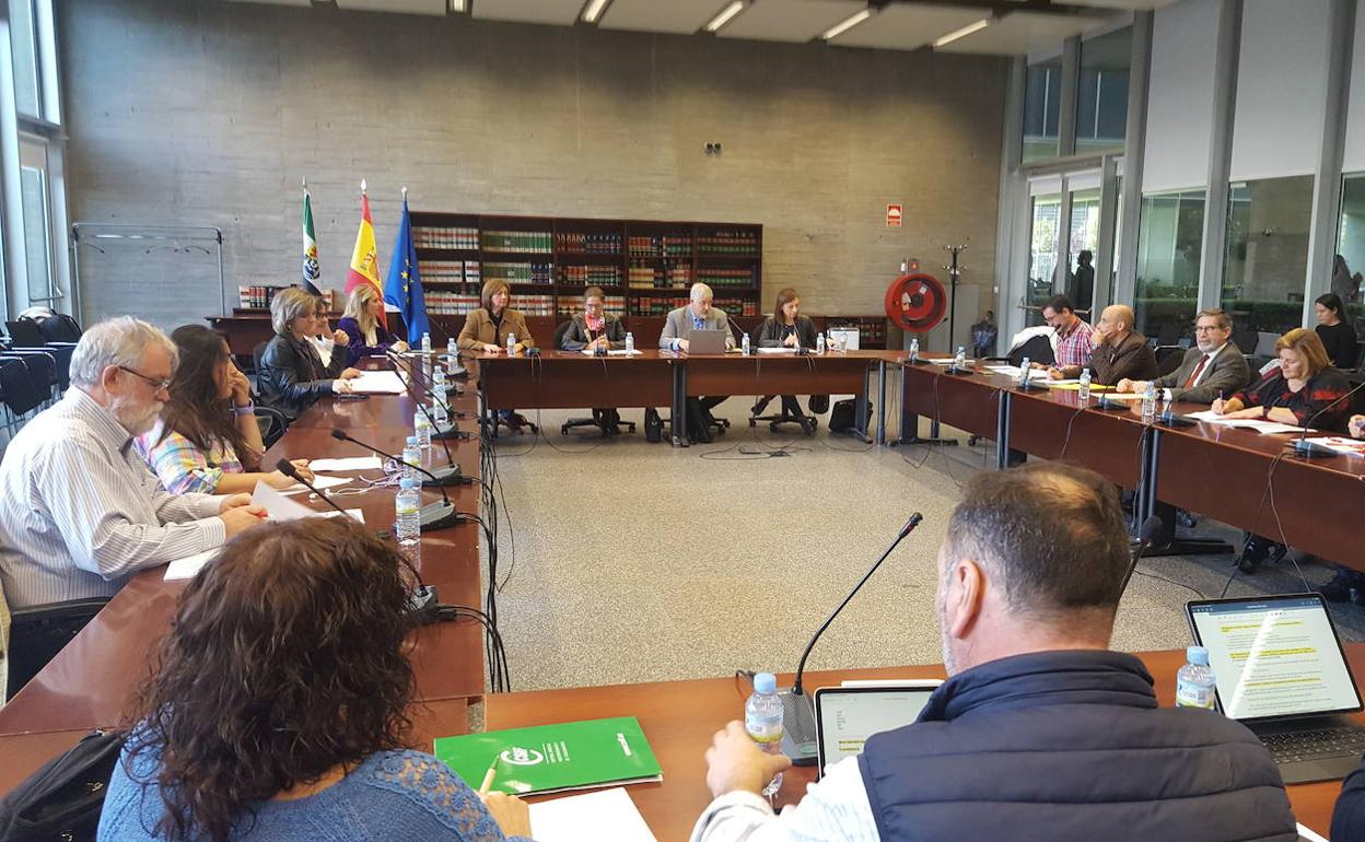 Panorámica de la mesa de negociación de Administración entre Junta y sindicatos esta mañana en Mérida. 