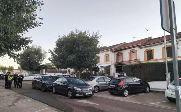 Agentes de la Policía Nacional en la Calle Publio Carisio en la que ha fallecido la mujer en un incendio. 