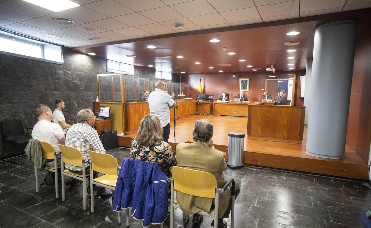 Los cinco alcaldes condenados , durante el juicio de octubre en la Audiencia Provincial. 