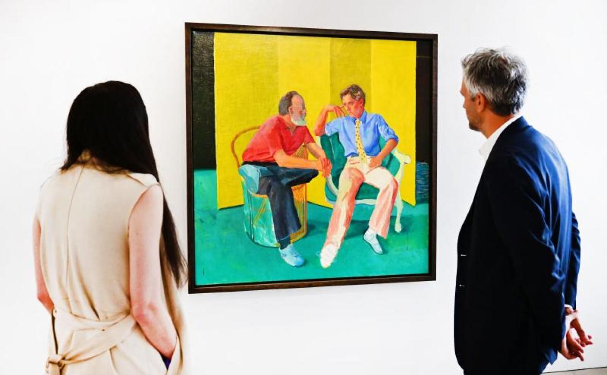 El especialista de la casa de subastas de Christie's, Alex Marshall, observando la obra 'La conversación', de David Hockney, de la coleción de Paul Allen, cofundador de Microsoft.