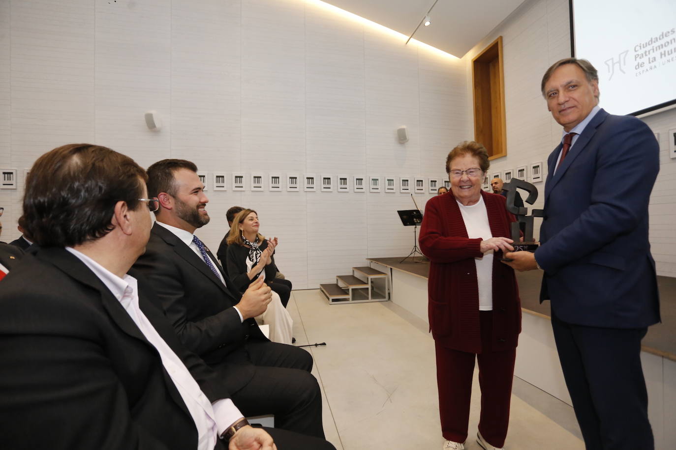 Entrega del galardón a Helga de Alvear este viernes en el museo cacereño. 