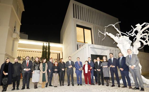 Foto de familia con la galardonada en el exterior del Museo.