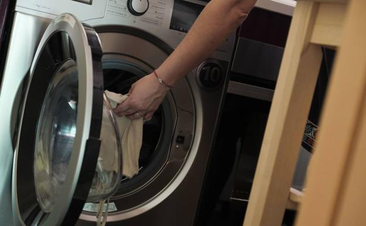 El precio de la luz baja este sábado: estas son las horas más caras y baratas