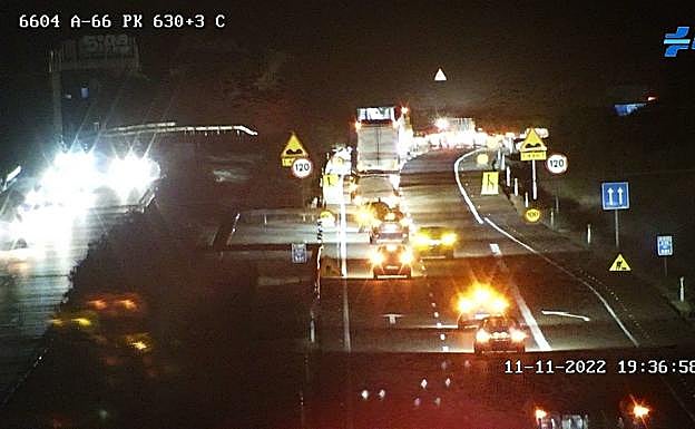 Equipos de emergencia en el lugar en el que el camión ha quedado volcado. 