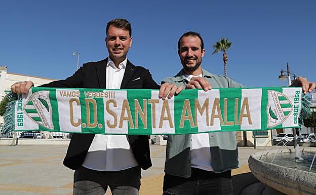 El entrenador, Manu Agudo, y el capitán, Rober Rico, posando esta mañana con la bufanda del Santa Amalia.