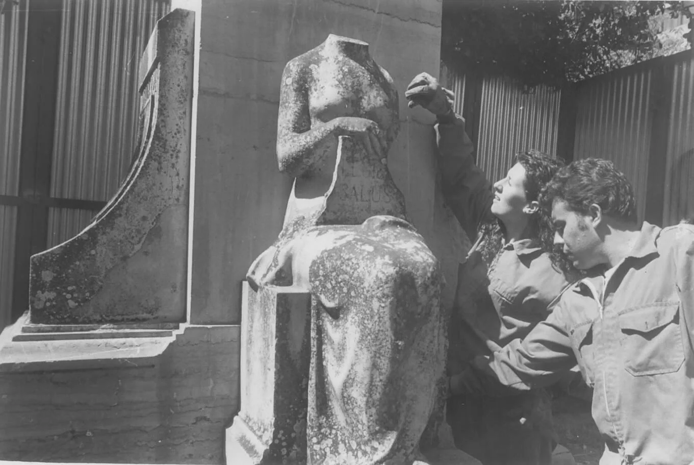 En 1998 la estatua fue restaurada por la Universidad Popular.