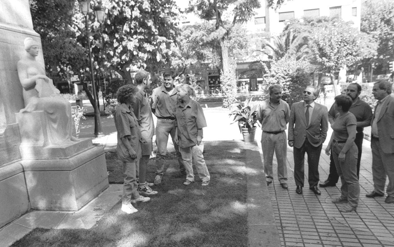 Año 1998. El alcalde José María Saponi visita el monumento restaurado.