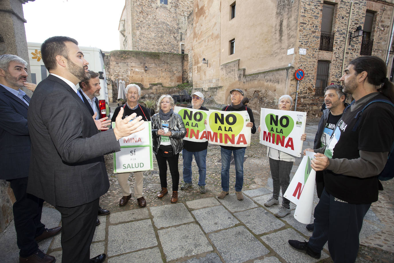 Fotos: Los cacereños gritan «¡No a la mina!» y muestran su disgusto con la Junta y Salaya