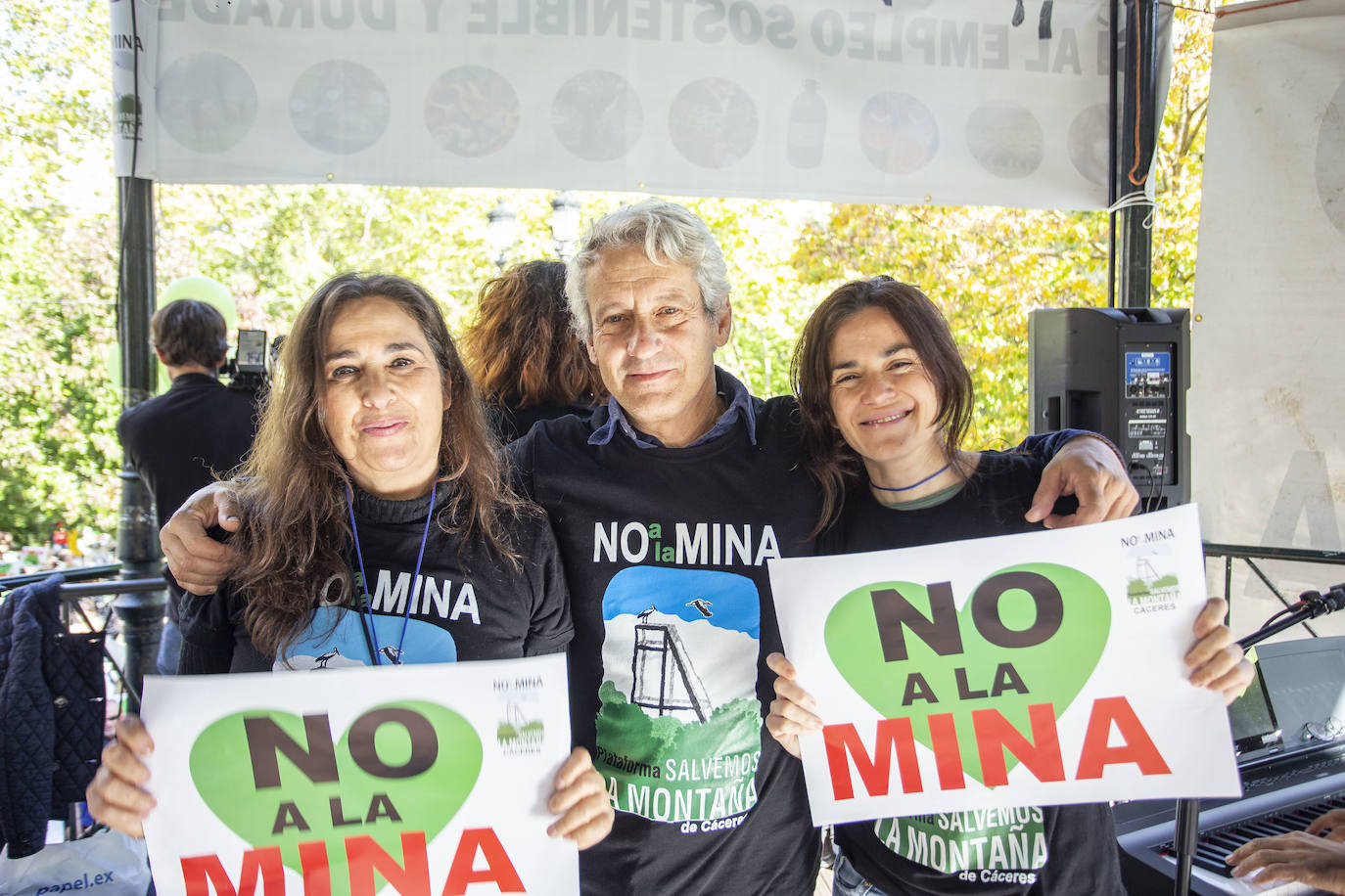 Fotos: Los cacereños gritan «¡No a la mina!» y muestran su disgusto con la Junta y Salaya