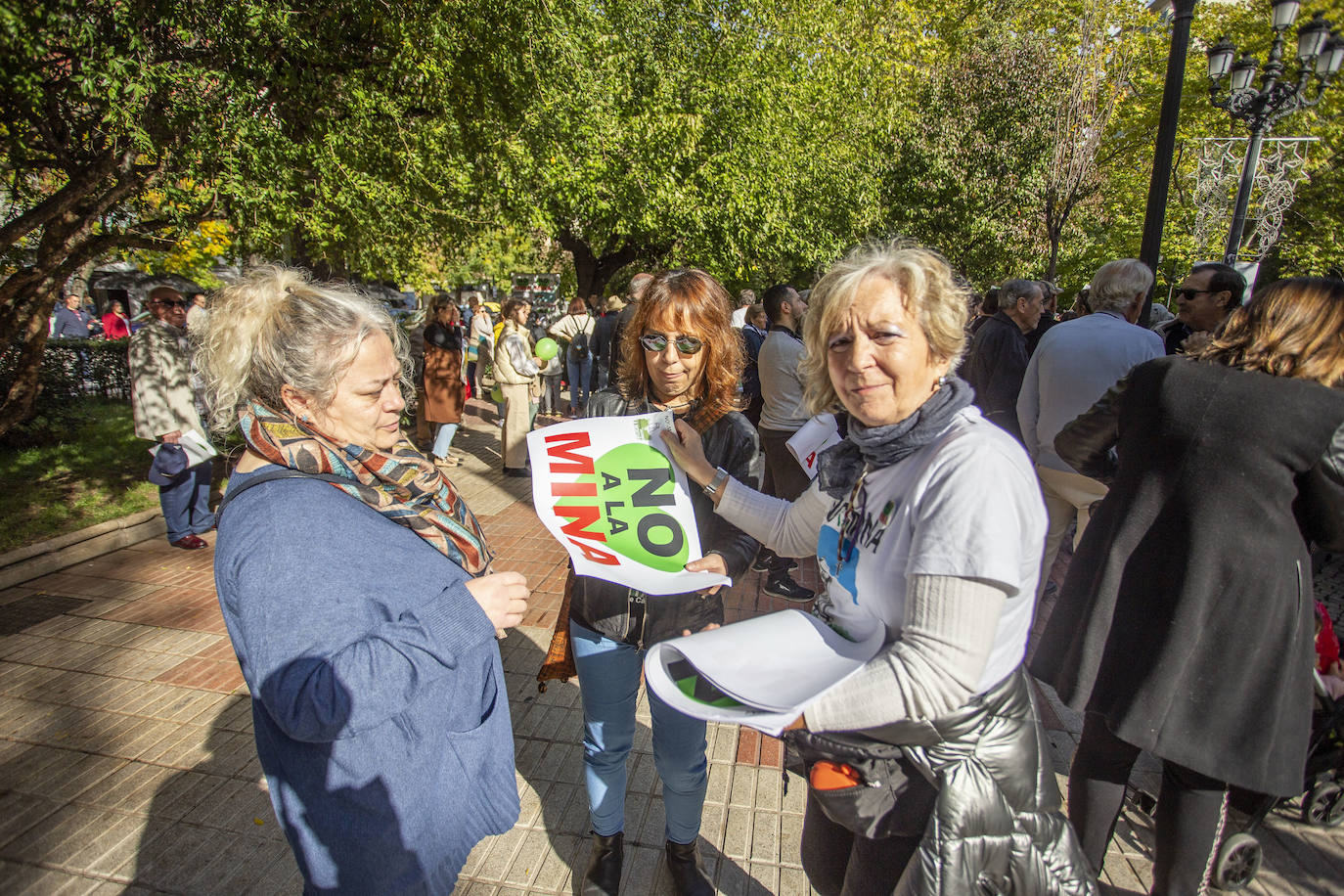 Fotos: Los cacereños gritan «¡No a la mina!» y muestran su disgusto con la Junta y Salaya