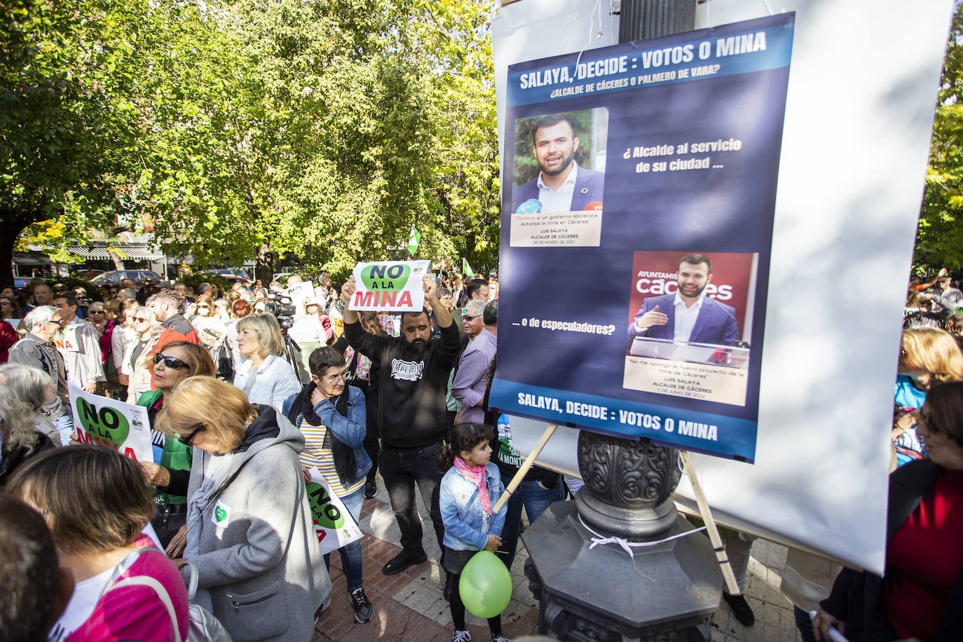 Fotos: Los cacereños gritan «¡No a la mina!» y muestran su disgusto con la Junta y Salaya