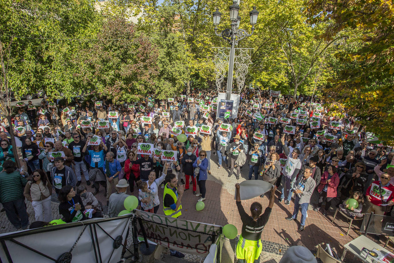 Fotos: Los cacereños gritan «¡No a la mina!» y muestran su disgusto con la Junta y Salaya