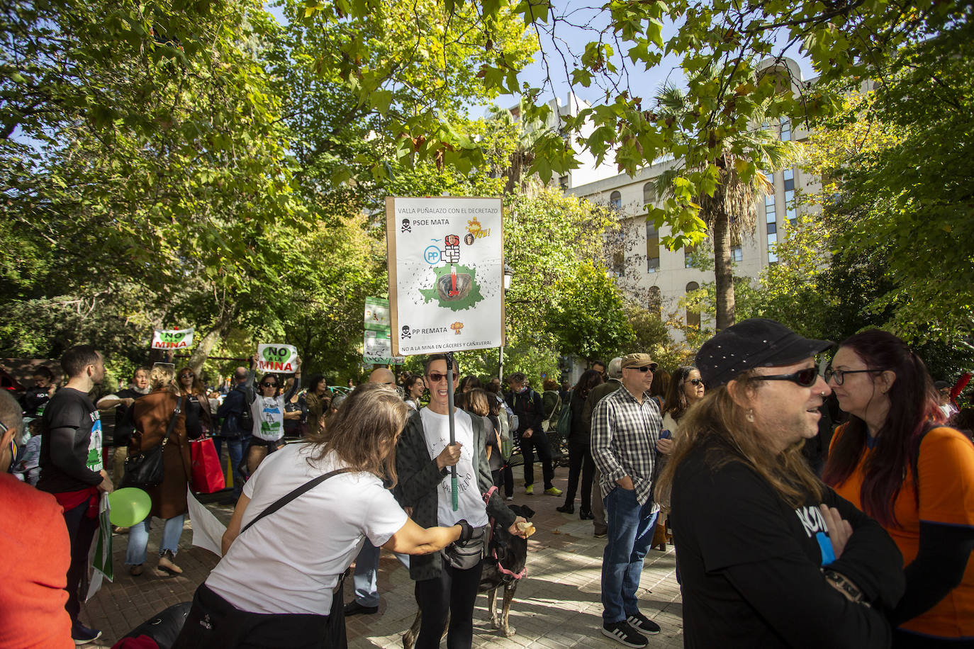 Fotos: Los cacereños gritan «¡No a la mina!» y muestran su disgusto con la Junta y Salaya
