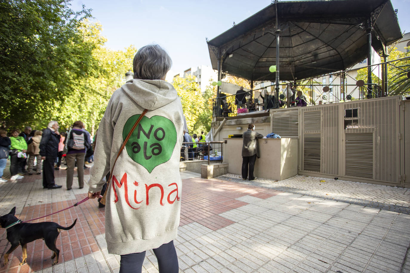 Fotos: Los cacereños gritan «¡No a la mina!» y muestran su disgusto con la Junta y Salaya