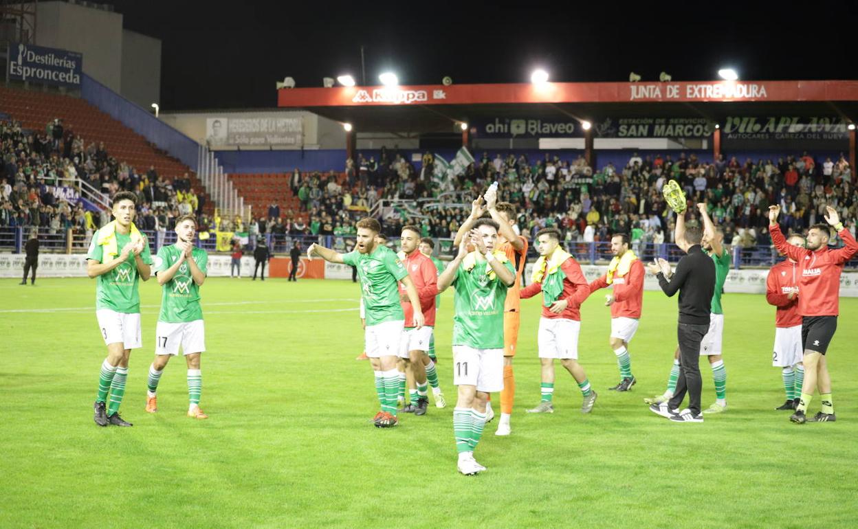 El Santa Amalia agradece tras el choque ante el Villarreal el apoyo de su afición en el Francisco de la Hera. 