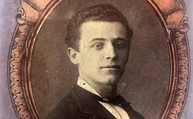 Imagen. Fotografía de la orla de Derecho de Juan Muñoz Chaves. 