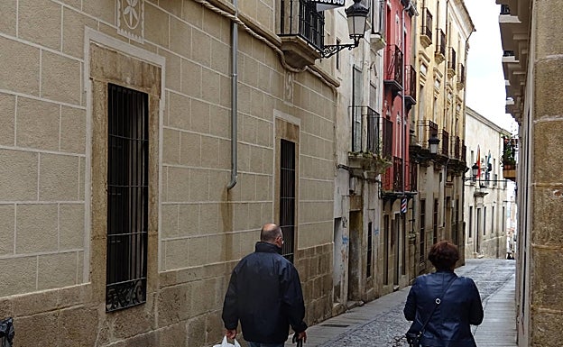 A la izquierda la casa de Muñoz Chaves en Cáceres, en donde murió el 23 de marzo de 1917, después de intervenir en un juicio en el cercano Palacio de Justicia (al fondo en la fotografía). 