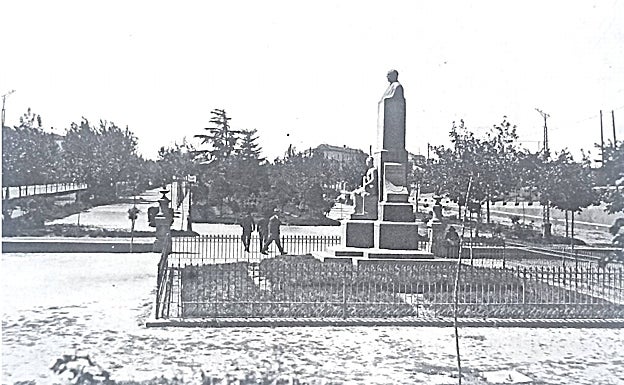 El monumento se inauguró el 8 de mayo de 1919 en Cáceres, en el lugar en donde ahora está la Fuente Luminosa. 
