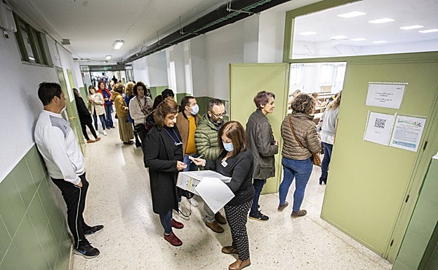 Acceso al examen en una de las sedes de Cáceres. 