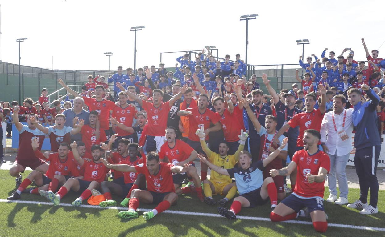 Los jugadores rojillos celebraron el triunfo con los integrantes de la cantera. 