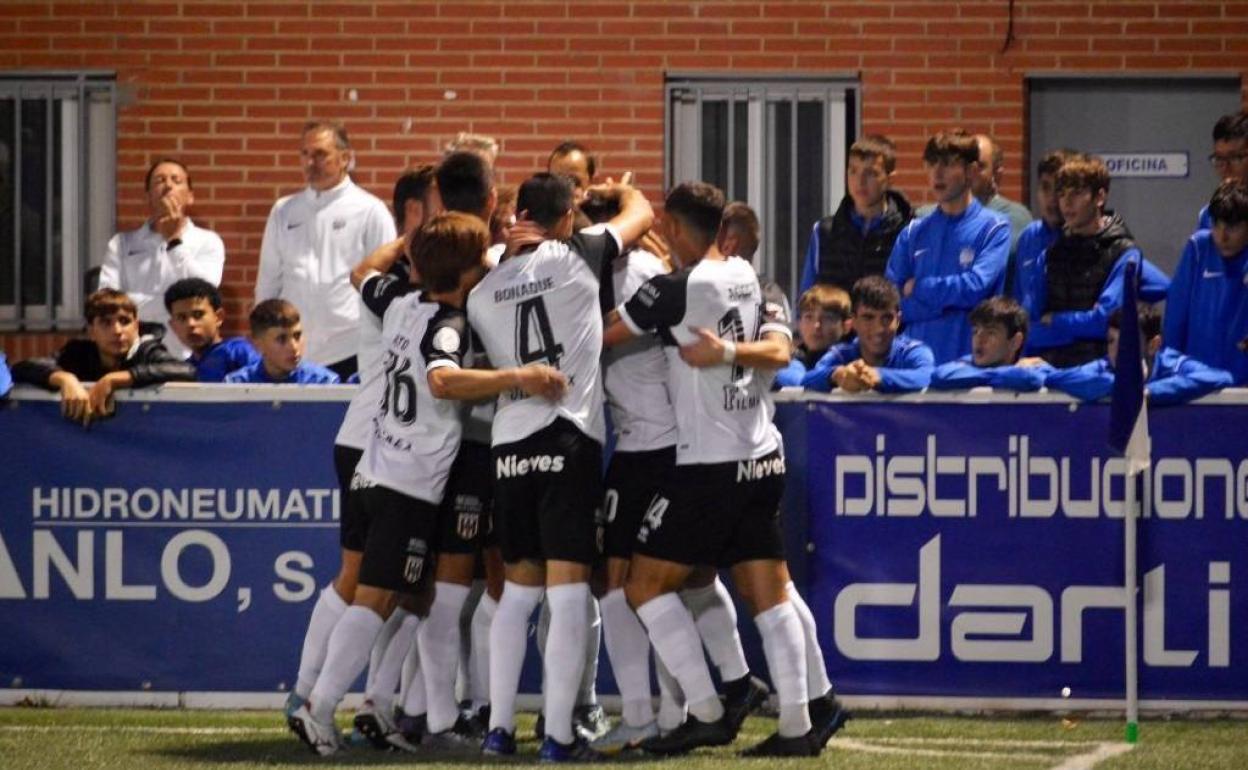 Los jugadores del Mérida celebran el pase a la siguiente ronda de la Copa del Rey. 