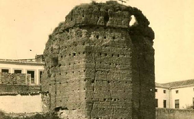 Imagen de la torre hacia 1902, según otra imagen del expediente municipal. 